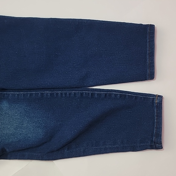 Tahari Skinny Jeans/ 4/27. - Picture 7 of 9